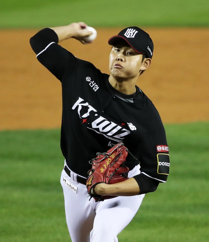 11일 오후 서울 송파구 잠실야구장에서 열린 프로야구 '2024 신한 SOL 뱅크 KBO 포스트시즌' 준플레이오프 5차전 KT 위즈와 LG 트윈스의 경기, 4회말 LG 공격 1사 1루 상황에서 구원 등판한 KT 소형준이 역투하고 있다. 2024.10.11/뉴스1 ⓒ News1 오대일 기자
