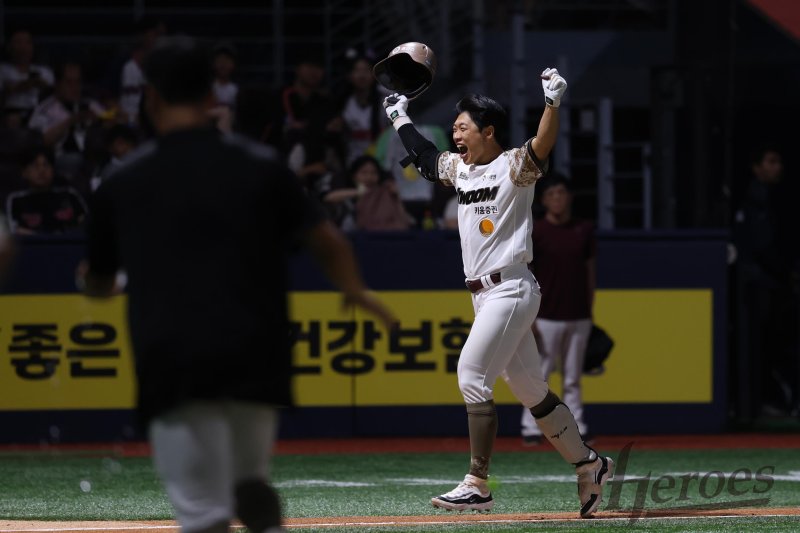 [서울=뉴시스] 프로야구 키움 히어로즈 송성문이 6일 고척스카이돔에서 열린 2025 신한 쏠뱅크 KBO리그 LG 트윈스와의 경기 10회말 끝내기 홈런을 친 뒤 환호하고 있다. (사진=키움 히어로즈 제공) 2025.06.06. *재판매 및 DB 금지