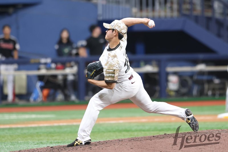 [서울=뉴시스] 프로야구 키움 히어로즈 조영건이 6일 고척스카이돔에서 열린 2025 신한 쏠뱅크 KBO리그 LG 트윈스와의 경기 10회 등판해 공을 던지고 있다. (사진=키움 히어로즈 제공) 2025.06.06. *재판매 및 DB 금지