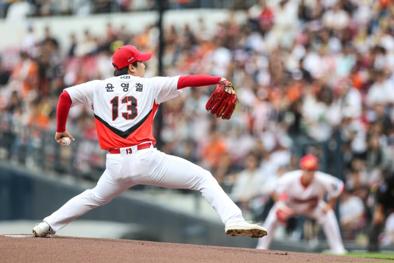 [서울=뉴시스] 프로야구 KIA 타이거즈 윤영철이 6일 광주-기아 챔피언스필드에서 열린 2025 신한 쏠뱅크 KBO리그 한화 이글스와의 경기에 선발 등판해 공을 던지고 있다. (사진=KIA 타이거즈 제공) 2025.06.06. *재판매 및 DB 금지