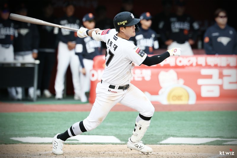 [서울=뉴시스] 프로야구 KT 위즈 배정대가 지난 3월23일 수원KT위즈파크에서 열린 2025 신한 쏠뱅크 KBO리그 한화 이글스와의 경기에 끝내기 안타을 치고 있다. (사진=KT 위즈 제공) 2025.03.23. *재판매 및 DB 금지