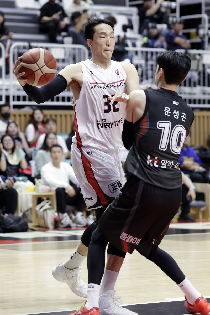 [수원=뉴시스] 최동준 기자 = 11일 경기 수원KT소닉붐아레나에서 열린 2024-2025 KBL 수원 KT 소닉붐과 안양 온라인바카라 레드부스터스의 경기, 온라인바카라 이종현이 돌파하고 있다. 2024.11.11. photocdj@newsis.com