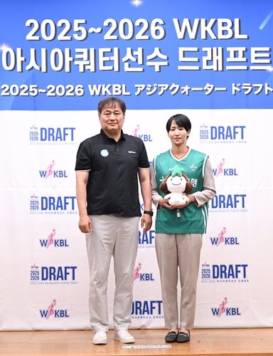 이상범 하나은행 감독과 이이지마 사키 (출처=연합뉴스)