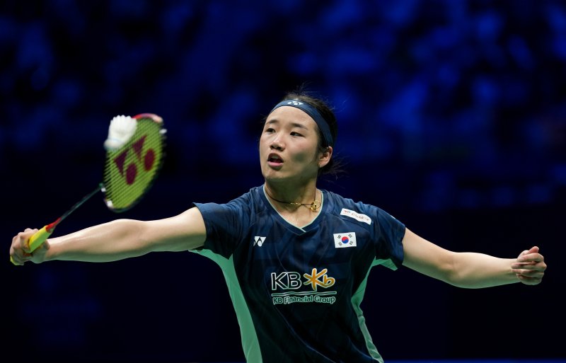 [샤먼=신화/뉴시스] 안세영이 4일(현지 시간) 중국 푸젠성 샤먼에서 열린 2025 세계배드민턴연맹(BWF) 수디르만컵 중국과의 결승전 여자 단식 2경기에서 왕즈이와 경기하고 있다. 안세영이 2-0(21-17 21-16)으로 승리했으나 한국은 혼합 복식, 남자 단식, 여자 복식에서 모두 패해 매치 스코어 1-3으로 준우승을 거뒀다. 2025.05.05.
