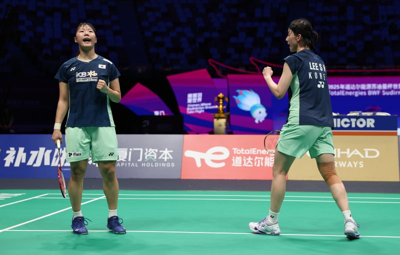 [샤먼=신화/뉴시스] 백하나-이소희가 3일(현지 시간) 중국 푸젠성 샤먼에서 열린 2025 세계배드민턴연맹(BWF) 수디르만컵 인도네시아와의 준결승 여자 복식 5경기에서 아말리아 차하야 프라티위-시티 파디아 실바 라마단티 조와 경기하고 있다. 백하나-이소희가 2-1(21-10 18-21 21-15)로 승리한 한국이 매치 스코어 3-2로 승리하며 결승에 올라 일본을 3-0으로 완파한 중국과 패권을 다툰다. 2025.05.04.
