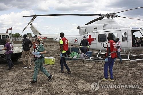 남수단에서 부상 환자 이송하는 국제적십자위원회(ICRC) 직원 (출처=연합뉴스)