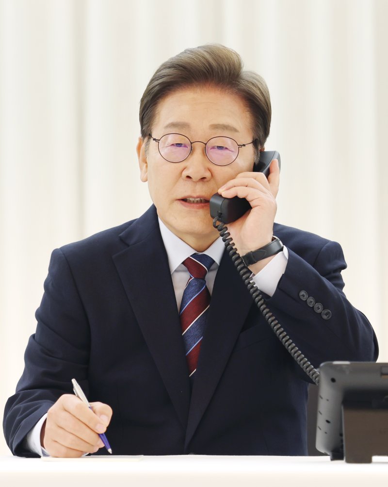 트럼프 대통령과 전화 통화 갖는 이재명 대통령 (서울=연합뉴스) 홍해인 기자 = 이재명 대통령이 6일 서울 한남동 관저에서 도널드 트럼프 미국 대통령과 전화 통화를 하기 위해 수화기를 들고 있다. 2025.6.6 hihong@yna.co.kr (끝)