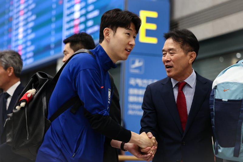 손흥민이 6일 이라크와 북중미 월드컵 예선경기를 마치고 인천국제공항 제1터미널을 통해 귀국하고 있다. 대표팀은 이라크와 원정경기에서 2대0으로 승리하며 11회 연속 월드컵 본선 진출을 확정했다. 2025.6.6/뉴스1 ⓒ News1 김도우 기자