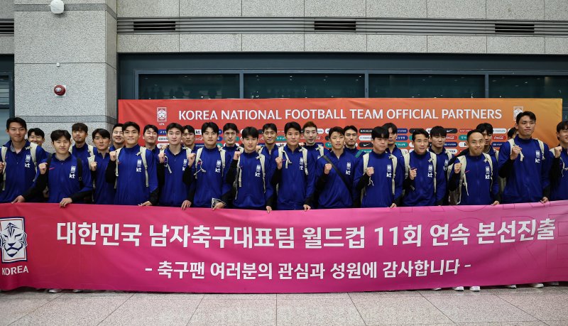 축구국가대표팀 선수들이 6일 이라크와 북중미 월드컵 예선경기를 마치고 인천국제공항 제1터미널을 통해 귀국하며 기념촬영을 하고 있다. 대표팀은 이라크와 원정경기에서 2대0으로 승리하며 11회 연속 월드컵 본선 진출을 확정했다. 2025.6.6/뉴스1 ⓒ News1 김도우 기자