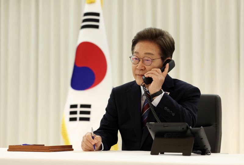 [서울=뉴시스] 고범준 기자 = 이재명 바카라이 6일 서울 한남동 관저에서 도널드 트럼프 미국 바카라과 전화 통화를 하기 위해 수화기를 들고 있다. 2025.06.06. bjko@newsis.com