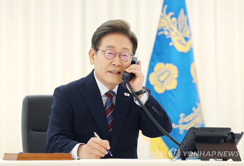 트럼프 대통령과 전화 통화하는 이재명 대통령 (출처=연합뉴스)