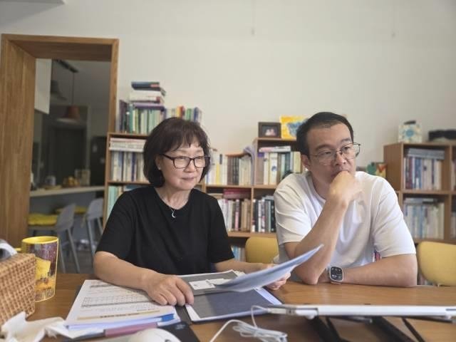 연합뉴스와 인터뷰 중인 권희정 소장과 이승환 사무국장(오른쪽) (출처=연합뉴스)