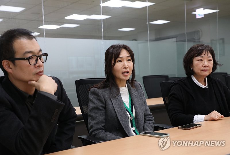 연합뉴스와 인터뷰 중인 이승환 국장(왼쪽), 배진시 대표(가운데), 권희정 소장(오른쪽) (출처=연합뉴스)