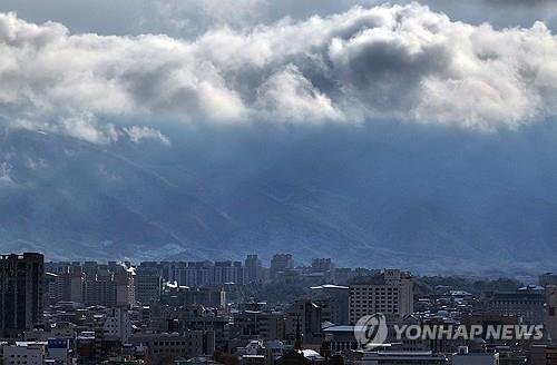 춘천 하늘 뒤덮은 구름 (출처=연합뉴스)