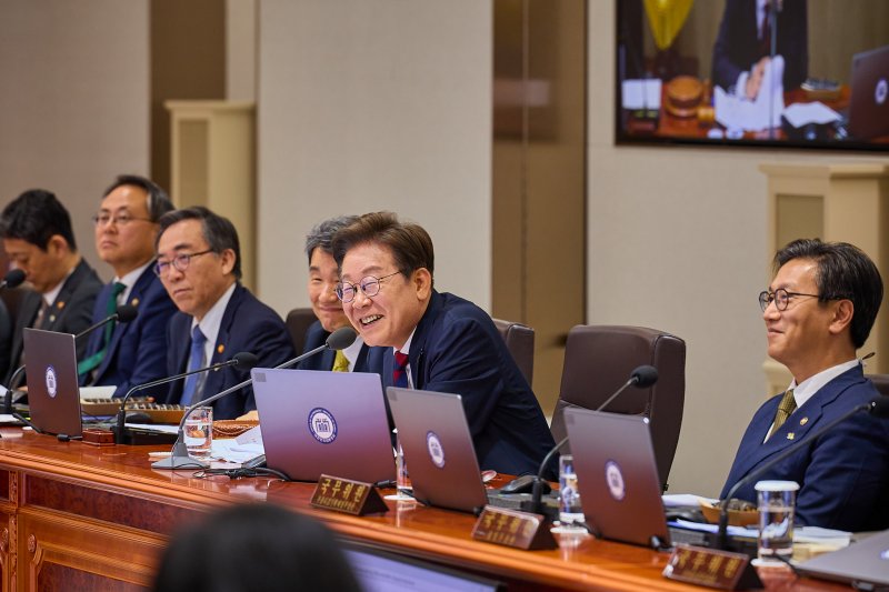 이재명 대통령이 지난 5일 서울 용산구 대통령실 청사에서 열린 국무회의 중 점심으로 김밥을 먹고 있다. (대통령실 제공. 재판매 및 DB 금지) 2025.6.5/뉴스1 ⓒ News1 허경 기자