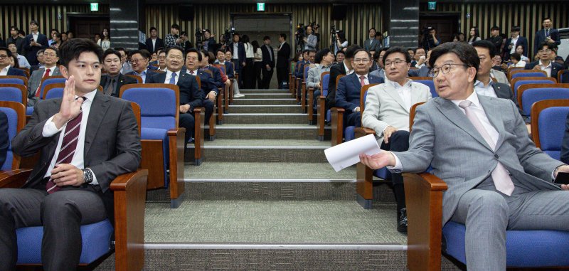 권성동 국민의힘 원내대표가 5일 오전 서울 여의도 국회에서 열린 의원총회에서 김용태 비대위원장에게 모두발언 여부를 묻고 있다. 2025.6.5/뉴스1 ⓒ News1 이재명 기자