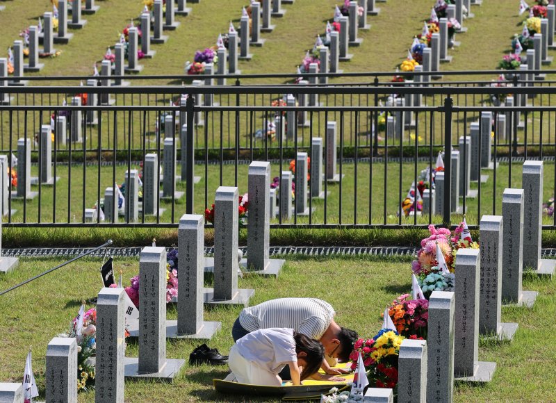 현충일을 사흘 앞둔 3일 대전 유성구 국립대전현충원을 찾은 참배객들이 참배하고 있다. 2025.6.3/뉴스1 ⓒ News1 김기태 기자