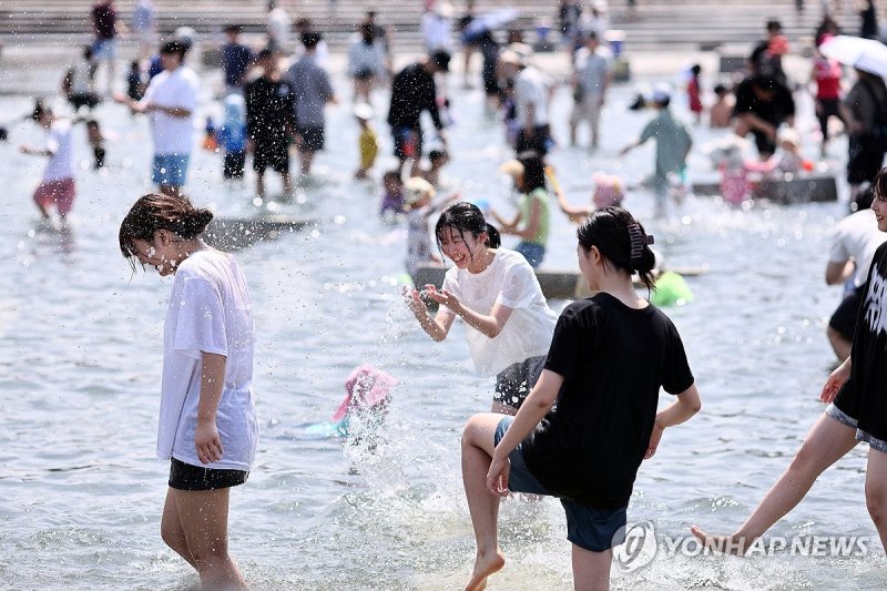 무더운 연휴엔 물놀이가 최고 (출처=연합뉴스)