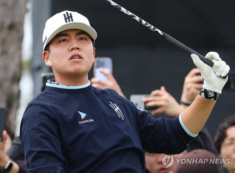 타구 살피는 장유빈 (출처=연합뉴스)