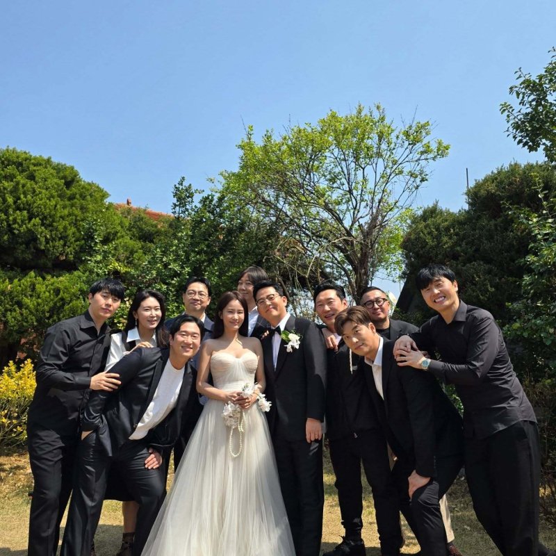 김준호♥김지민 웨딩화보 현장 공개…함께 한 동료 코미디언들 "소설 같은 일"