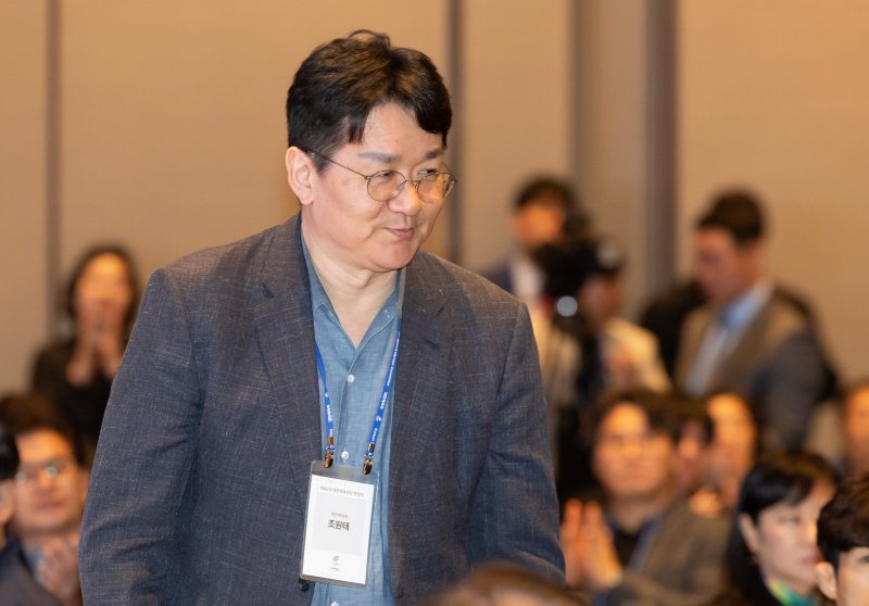 [서울=뉴시스] 황준선 기자 = 대한체육회 부회장인 조원태 무료 바카라 게임그룹 회장이 27일 오후 서울 용산구 그랜드 하얏트 서울에서 열린 제42대 대한체육회장 취임식에서 참석자들에게 인사하고 있다. 2025.03.27. hwang@newsis.com