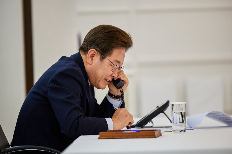 이재명 대통령이 6일 한남동 관저에서 도널드 트럼프 미국 대통령과 전화 통화를 하고 있다. (대통령실 제공. 재판매 및 DB 금지) 2025.6.6/뉴스1 ⓒ News1 허경 기자