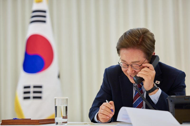 이재명 대통령이 6일 한남동 관저에서 도널드 트럼프 미국 대통령과 전화 통화를 하고 있다. (대통령실 제공. 재판매 및 DB 금지) 2025.6.6/뉴스1 ⓒ News1 허경 기자