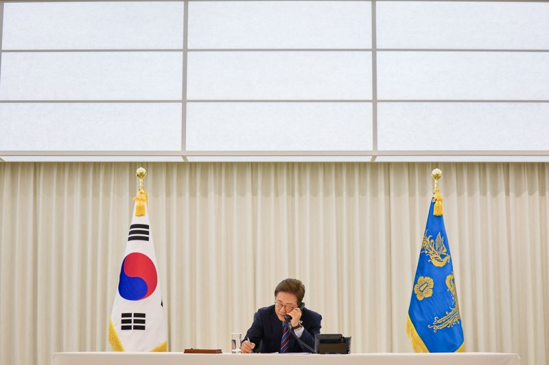 이재명 대통령이 6일 한남동 관저에서 도널드 트럼프 미국 대통령과 전화 통화를 하고 있다. (대통령실 제공. 재판매 및 DB 금지) 2025.6.6/뉴스1 ⓒ News1 허경 기자