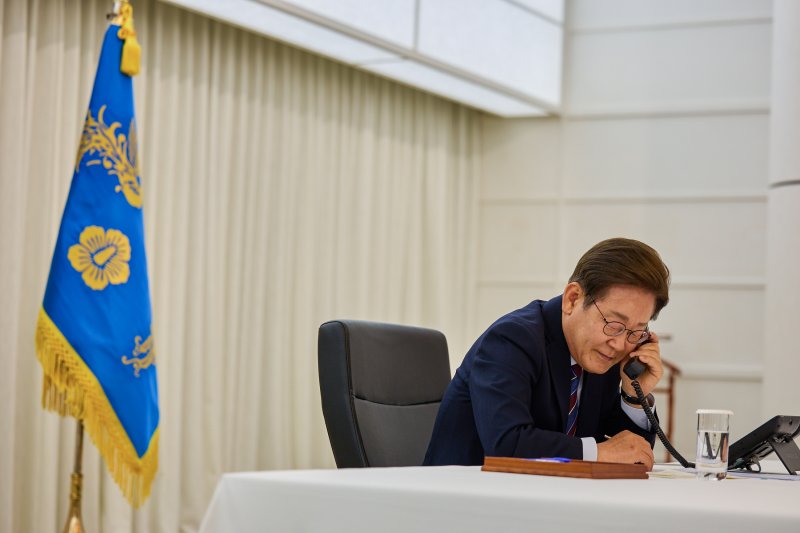 이재명 대통령이 6일 한남동 관저에서 도널드 트럼프 미국 대통령과 전화 통화를 하고 있다. (대통령실 제공. 재판매 및 DB 금지) 2025.6.6/뉴스1 ⓒ News1 허경 기자