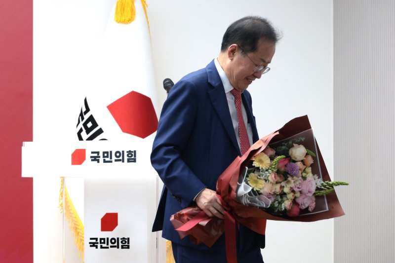 [서울=뉴시스] 국회사진기자단= 홍준표 국민의힘 대선 경선 후보가 29일 오후 서울 여의도 중앙당사에서 열린 제21대 대통령후보자 선출을 위한 3차 경선 진출자 발표에서 결과 발표 후 기념촬영을 마치고 무대를 내려가고 있다.2025.04.29. photo@newsis.com