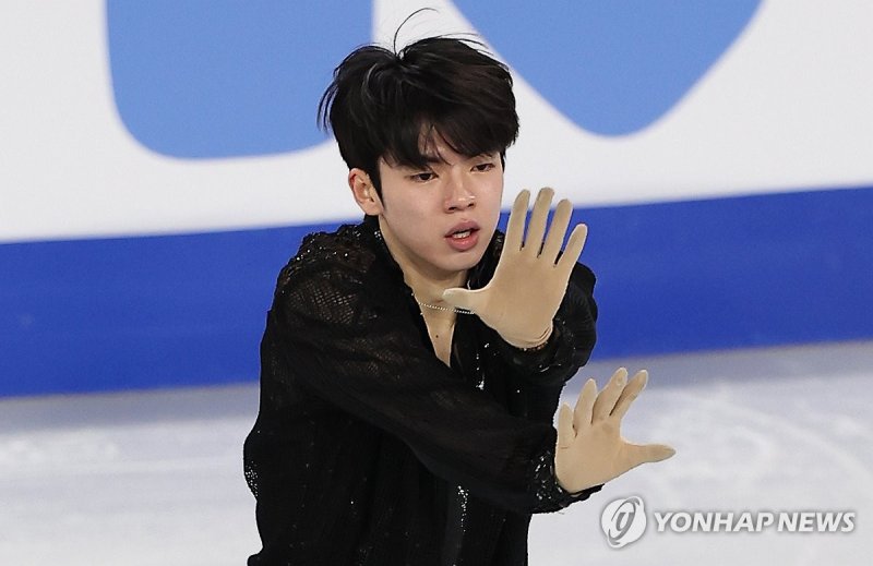 차준환 '두 손 모으고' (출처=연합뉴스)