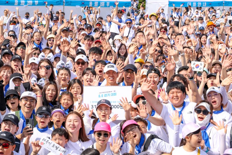 션, 현충일에 시민 2200명과 걷기대회…국가유공자 위해 3억 기부