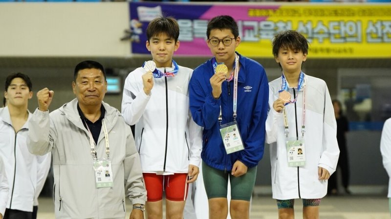 정근민 학생(오른쪽에서 두번째)이 시상대에서 기념사진을 찍고 있다.(전남도교육청 제공, 재판매 및 DB 금지)