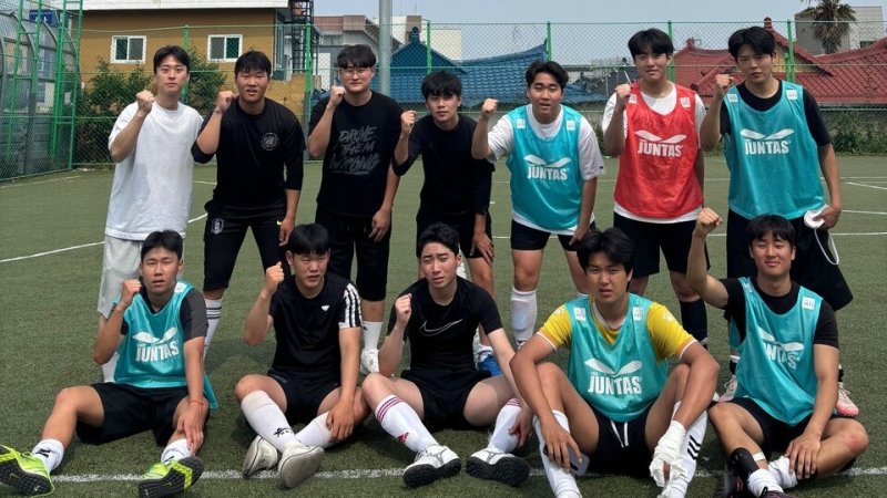 순천공고 풋살 선수들이 기념사진을 찍고 있다. (전남도교육청 제공, 재판매 및 DB 금지)