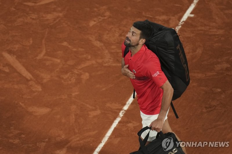 관중들에게 인사하는 조코비치 (출처=연합뉴스)