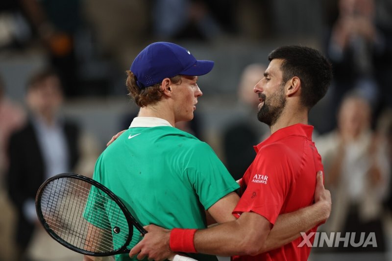 조코비치와 인사하는 신네르 (출처=연합뉴스)