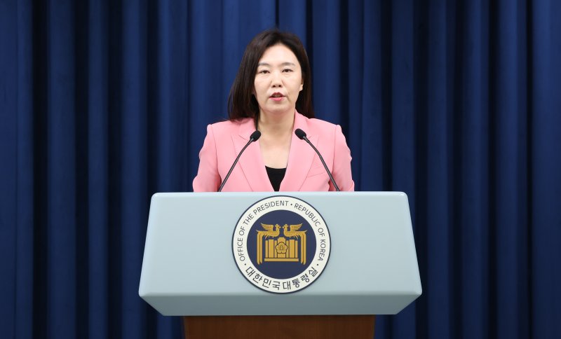 강유정 대통령실 대변인이 7일 서울 용산구 대통령실 청사에서 한미정상 통화 관련 브리핑을 하고 있다. 2025.6.7/뉴스1 ⓒ News1 허경 기자