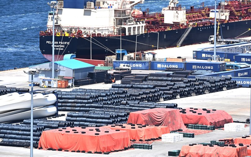 [평택=뉴시스] 김종택 기자 = 4일 경기 평택시 포승읍 평택항 수출 야적장에 철강 제품이 쌓여있는 모습. 2025.06.04. jtk@newsis.com