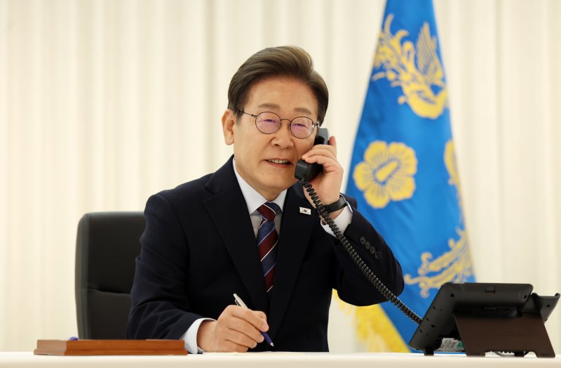 [서울=뉴시스] 고범준 기자 = 이재명 대통령이 6일 서울 한남동 관저에서 도널드 트럼프 미국 대통령과 전화 통화를 하기 위해 수화기를 들고 있다. 2025.06.06. bjko@newsis.com