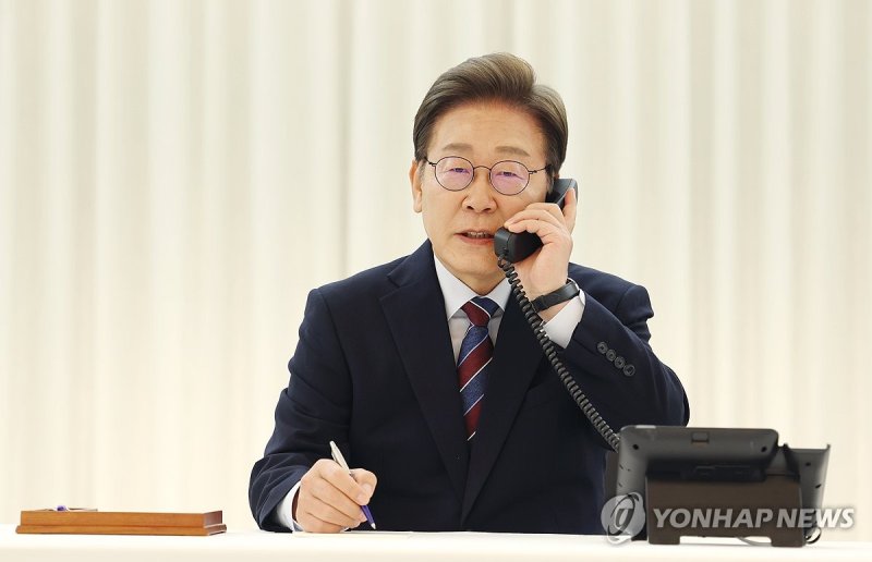 트럼프 대통령과 전화 통화 갖는 이재명 대통령 (출처=연합뉴스)