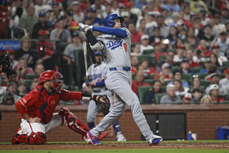 [세인트루이스=AP/뉴시스] 메이저리그(MLB) LA 다저스의 오타니 쇼헤이가 7일(한국 시간) 미국 미주리주 세인트루이스의 부시스타디움에서 열린 2025 MLB 세인트루이스 카디널스와의 경기 3회초 안타를 치고 있다. 2025.06.07.