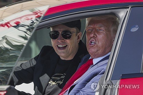 머스크와 테슬라 모델 S에 탑승한 트럼프 미국 대통령 (출처=연합뉴스)