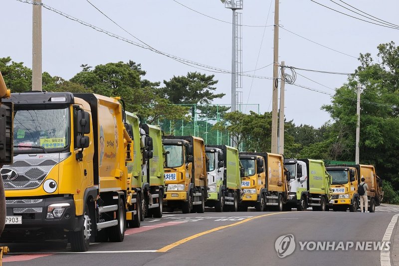 멈춰선 쓰레기 수거 차량 (출처=연합뉴스)