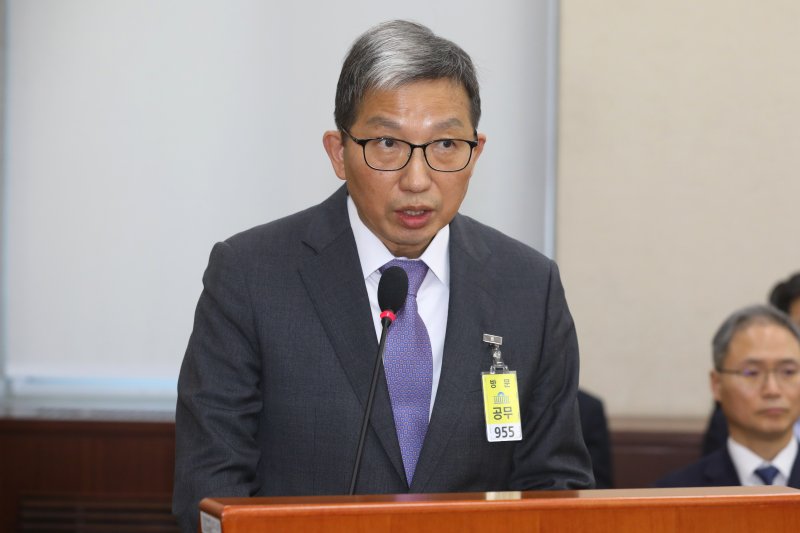 우종수 경찰청 국가수사본부장이 5일 오전 서울 여의도 국회에서 열린 비상계엄 관련 행정안전위원회 전체회의에 출석해 김용현 전 국방부 장관의 출국금지 조치와 관련한 의원 질의에 답하고 있다. 2024.12.5/뉴스1 ⓒ News1 이광호 기자