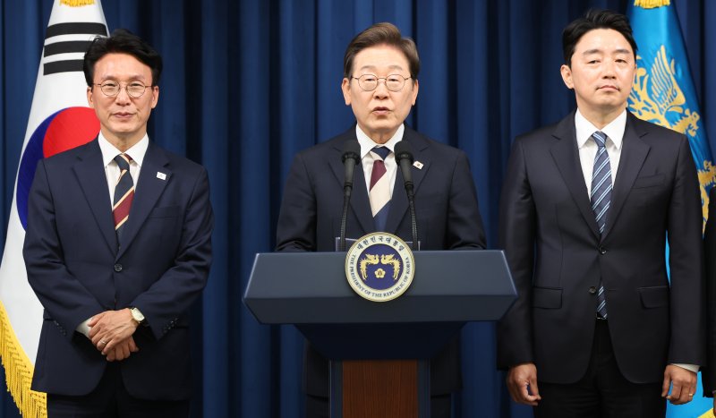 이재명 대통령이 4일 서울 용산구 대통령실 청사 브리핑룸에서 국무총리와 국정원장, 대통령 비서실장 등 인선발표를 하고 있다.2025.6.4/뉴스1 ⓒ News1 허경 기자