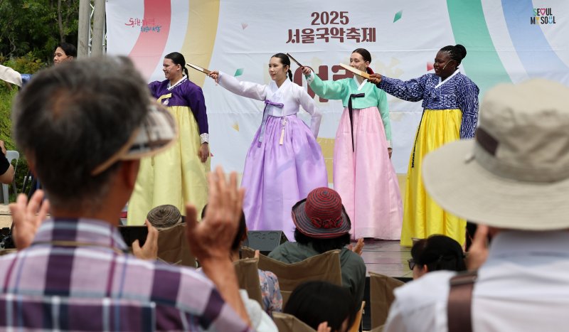 [서울=뉴시스] 이영환 기자 = 외국인들이 7일 오후 서울 종로구 광화문 앞 의정부지 역사유적광장에서 열린 서울국악축제에서 공연을 펼치고 있다. 2025.06.07. 20hwan@newsis.com