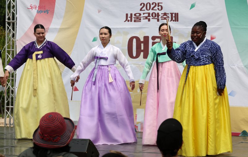 [서울=뉴시스] 이영환 기자 = 외국인들이 7일 오후 서울 종로구 광화문 앞 의정부지 역사유적광장에서 열린 서울국악축제에서 공연을 펼치고 있다. 2025.06.07. 20hwan@newsis.com