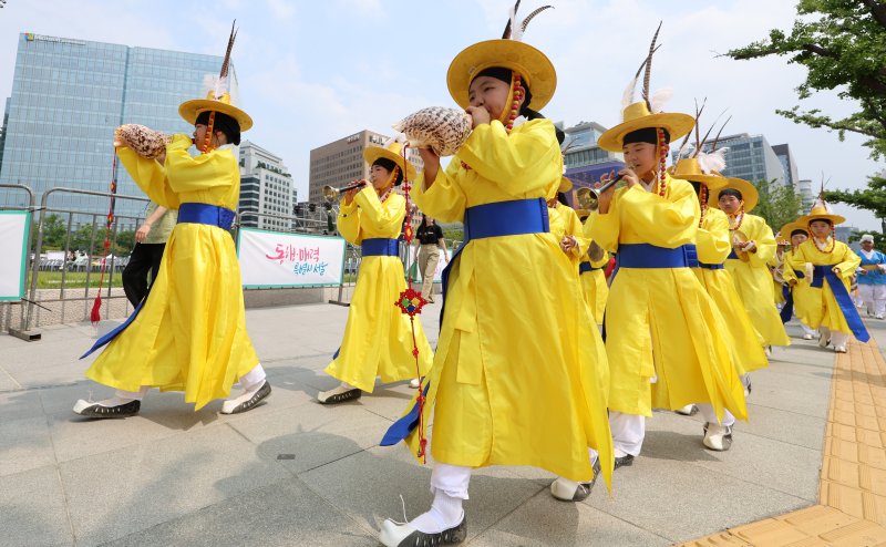 [서울=뉴시스] 이영환 기자 = 7일 오후 서울 종로구 광화문 앞 의정부지 역사유적광장에서 열린 서울국악축제에서 퍼레이드가 진행되고 있다. 2025.06.07. 20hwan@newsis.com