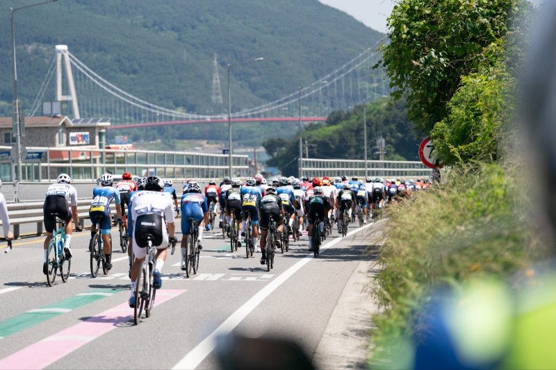 [남해=뉴시스]경남도 주최 국제도로사이틀대회 '투르 드 경남 2025'에 참가한 선수들이 7일 4일차 남해 구간 123㎞를 질주하고 있다.(사진=경남도 제공) 2025.06.07. photo@newsis.com