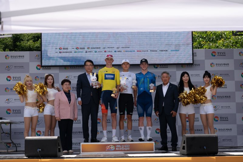 [남해=뉴시스]7일 남해에서 열린 경남도 주최 국제도로사이틀대회 '투르 드 경남 2025' 4일차 경기 시상식에서 개인 구간 우승자, 개인종합 우승자 등이 기념촬영하고 있다.(사진=경남도 제공) 2025.06.07. photo@newsis.com